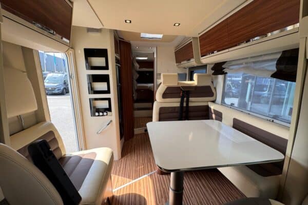 Intérieur de camping-car avec coin repas moderne