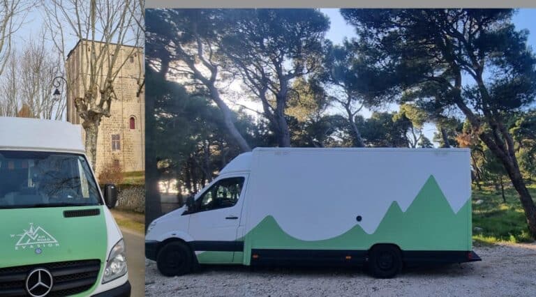 Camion aménagé vert et blanc en forêt