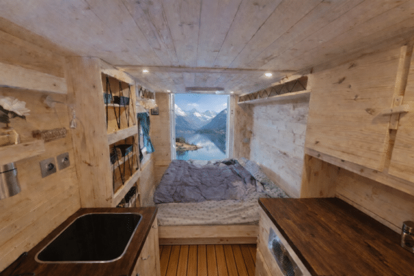 Intérieur tiny house vue lac et montagnes