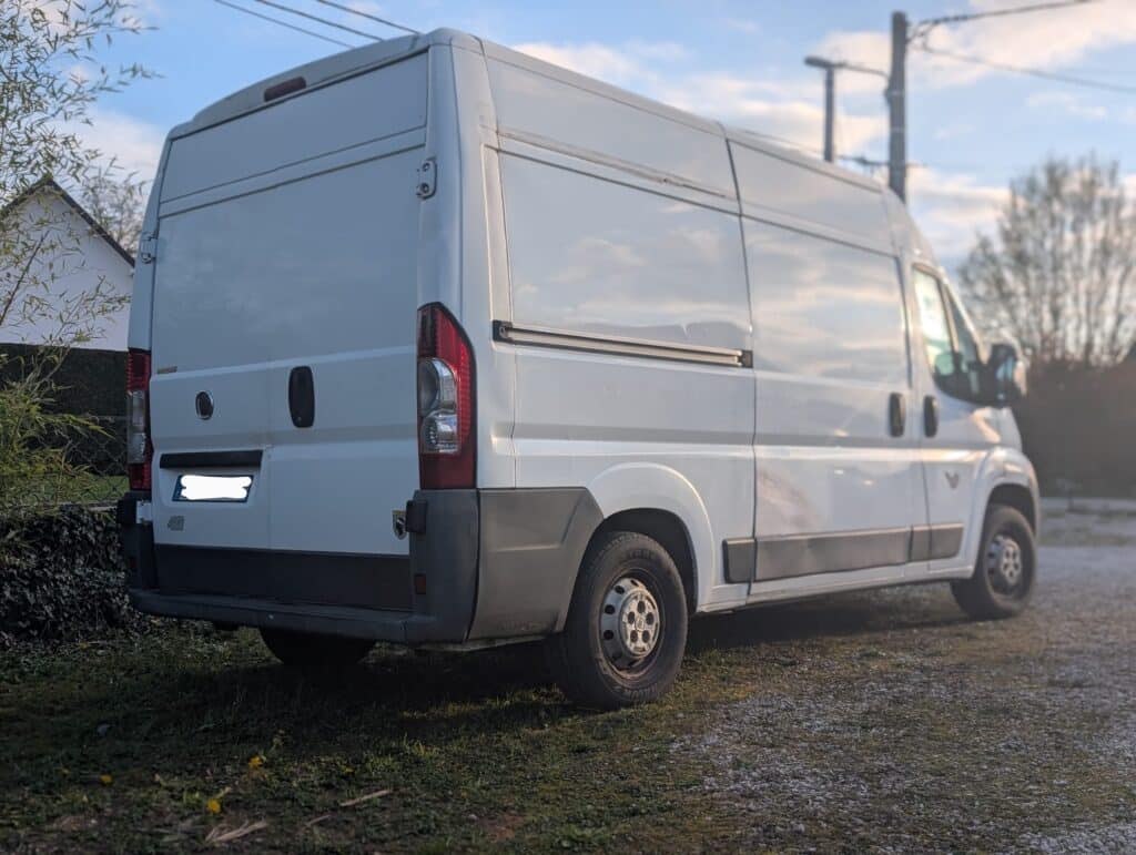 Fourgon utilitaire blanc garé en extérieur