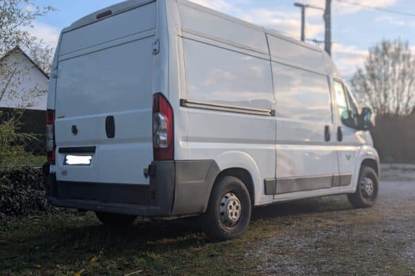 Fourgon utilitaire blanc garé en extérieur
