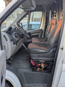 Intérieur cabine camionnette avec sièges avant et volant