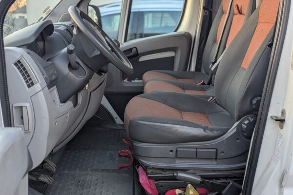 Intérieur cabine camionnette avec sièges avant et volant