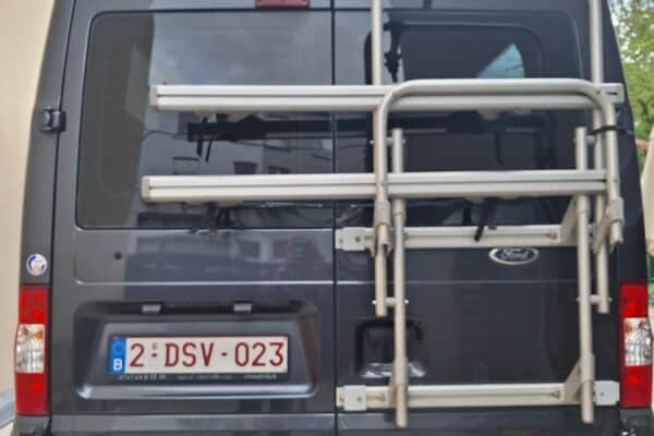 Arrière d’un van aménagé avec porte-vélos
