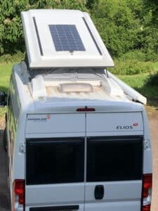 Camping-car avec toit relevable et panneau solaire