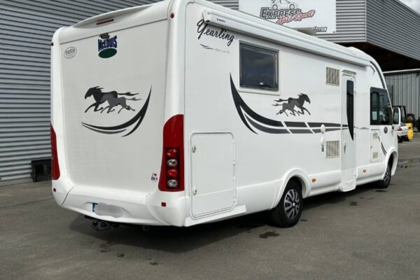 Camping-car blanc avec motifs de chevaux