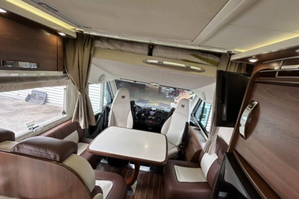 Intérieur moderne de camping-car avec coin repas