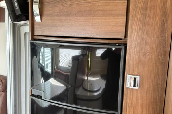 Réfrigérateur intégré dans un camping-car moderne