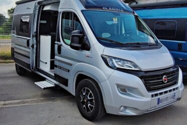 Fourgon aménagé blanc Adria porte latérale ouverte