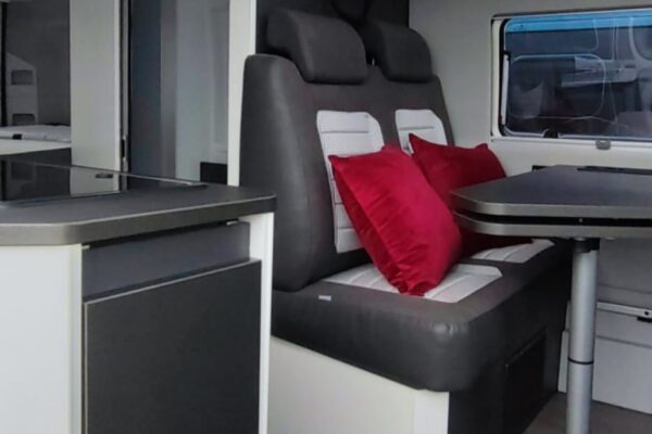 Intérieur moderne de camping-car avec banquette et table