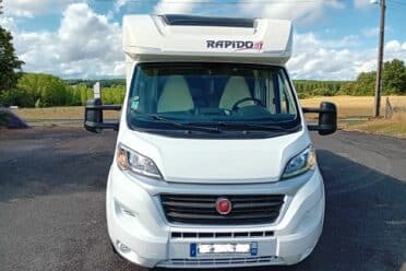 Camping-car Rapido blanc vu de face