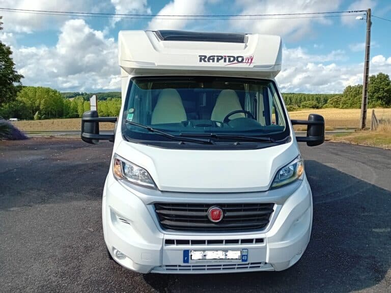 Camping-car Rapido blanc vu de face