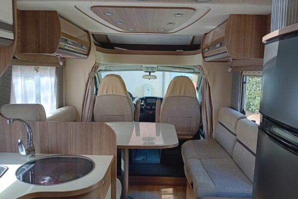 Intérieur moderne d’un camping-car avec coin repas