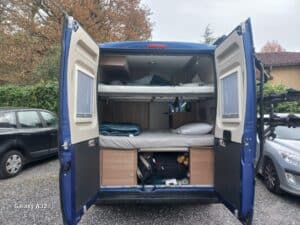 Intérieur d’un van aménagé avec lits superposés