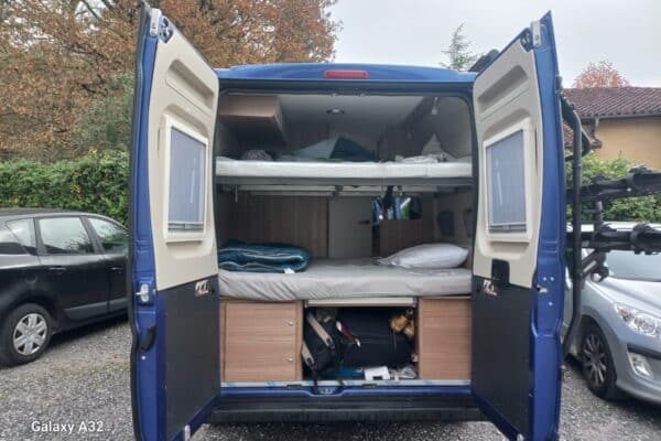 Intérieur d’un van aménagé avec lits superposés
