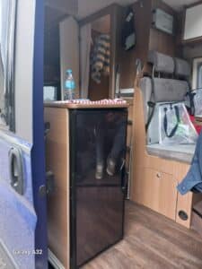 Intérieur de camping-car avec réfrigérateur et banquette