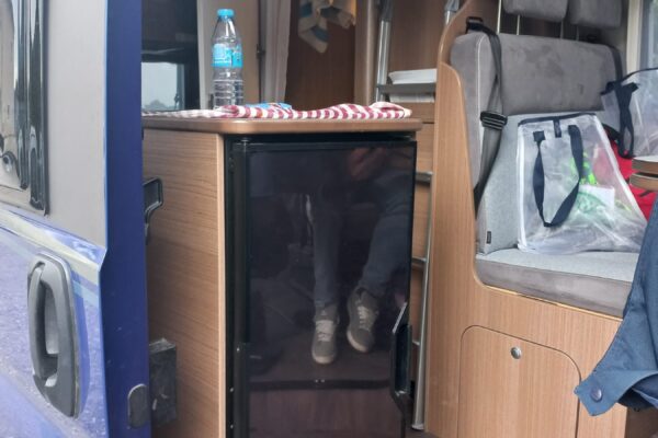 Intérieur de camping-car avec réfrigérateur et banquette