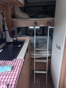 Intérieur de camping-car avec lits superposés et échelle