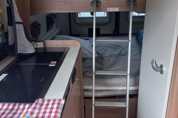 Intérieur de camping-car avec lits superposés et échelle