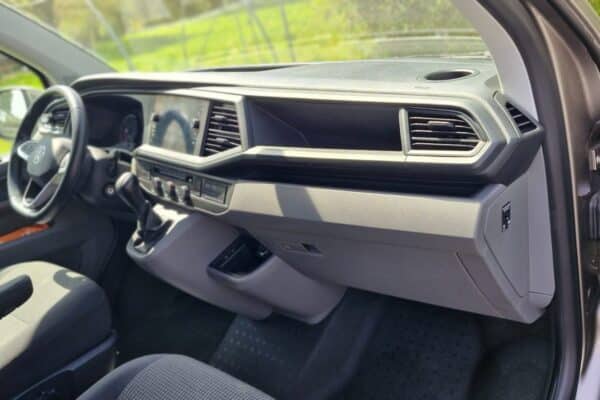 Intérieur moderne de cabine de van utilitaire