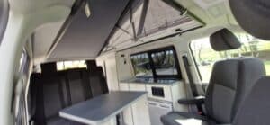 Intérieur de van aménagé avec toit relevable