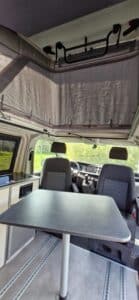 Intérieur de van aménagé avec toit relevable