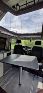 Intérieur de van aménagé avec toit relevable ouvert