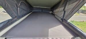 Intérieur d'une tente de toit avec matelas