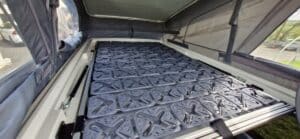 Intérieur de tente de toit avec sommier modulaire