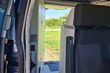 Interno dell'Van camperizzato con porta aperta