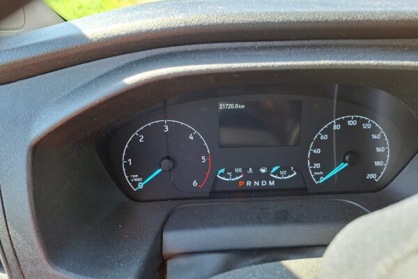 Tableau de bord voiture avec compteur et vitesse