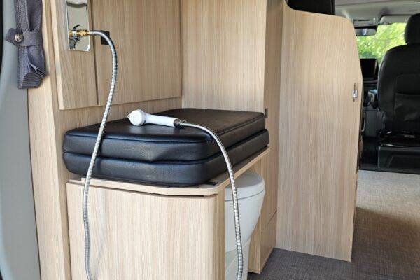 Salle d’eau compacte dans van aménagé