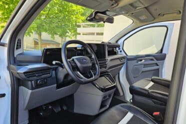 Interni moderni di un furgone Ford con pannello digitale