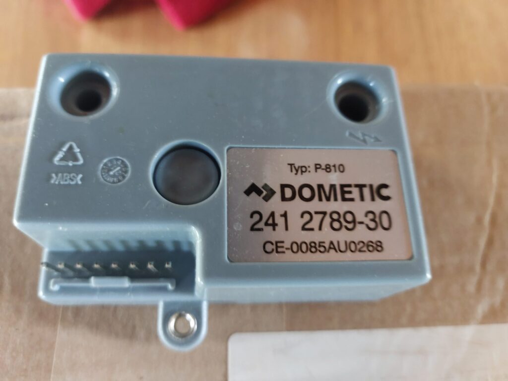 Module électronique Dometic P-810 avec connecteur