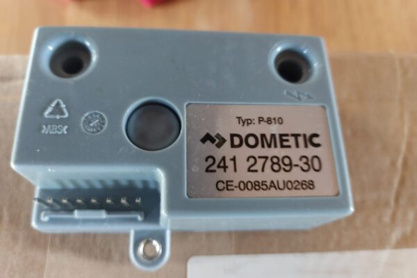 Module électronique Dometic P-810 avec connecteur