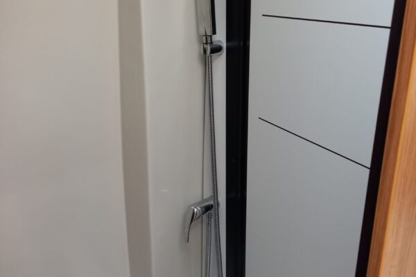 Douche compacte avec pommeau et mitigeur chromés