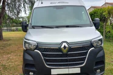 Camping-car Renault garé sur pelouse verdoyante