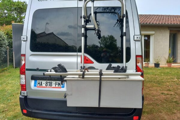 Arrière d’un camping-car avec porte-vélos
