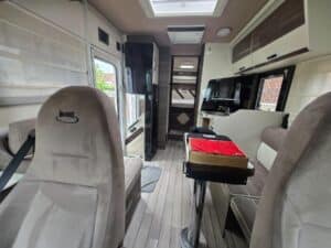 Intérieur moderne de camping-car avec coin repas