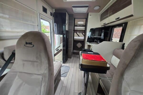 Intérieur moderne de camping-car avec coin repas