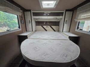 Chambre de camping-car avec grand lit double
