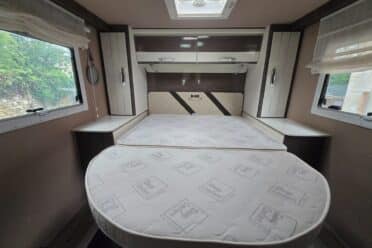 Camera da letto Camper con letto matrimoniale