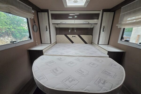 Chambre de camping-car avec grand lit double