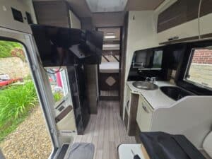 Intérieur de camping-car avec kitchenette moderne
