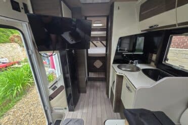 Interno del camper con moderno angolo cottura