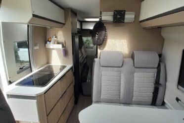 Innenausstattung von Wohnmobil mit Küchenzeile und Sitzbank