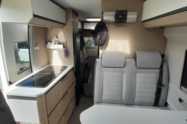 Intérieur de camping-car avec kitchenette et banquette