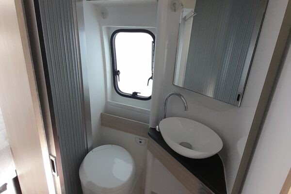 Petite salle de bain de camping-car moderne