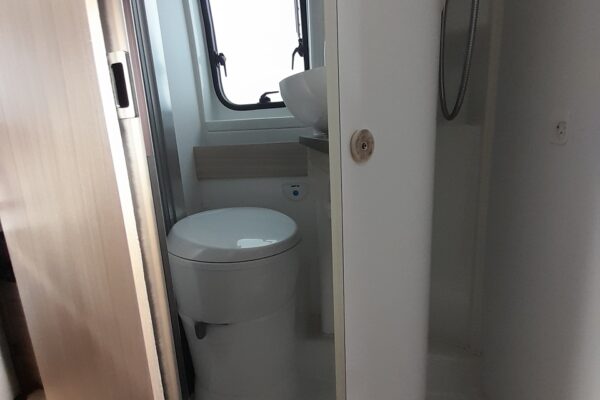 Petite salle de bain de camping-car moderne