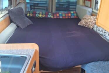 Innenansicht von Campervan mit großem Bett